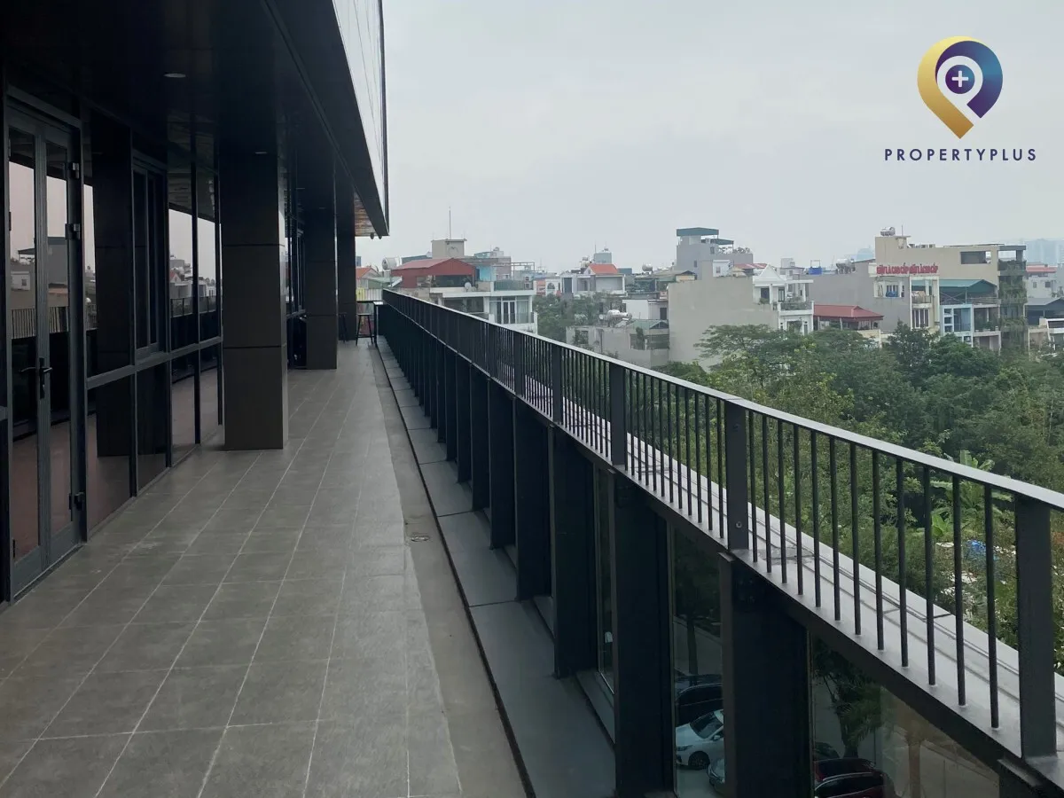 Hành lang ngoài trời tại EveryGolf-Building.